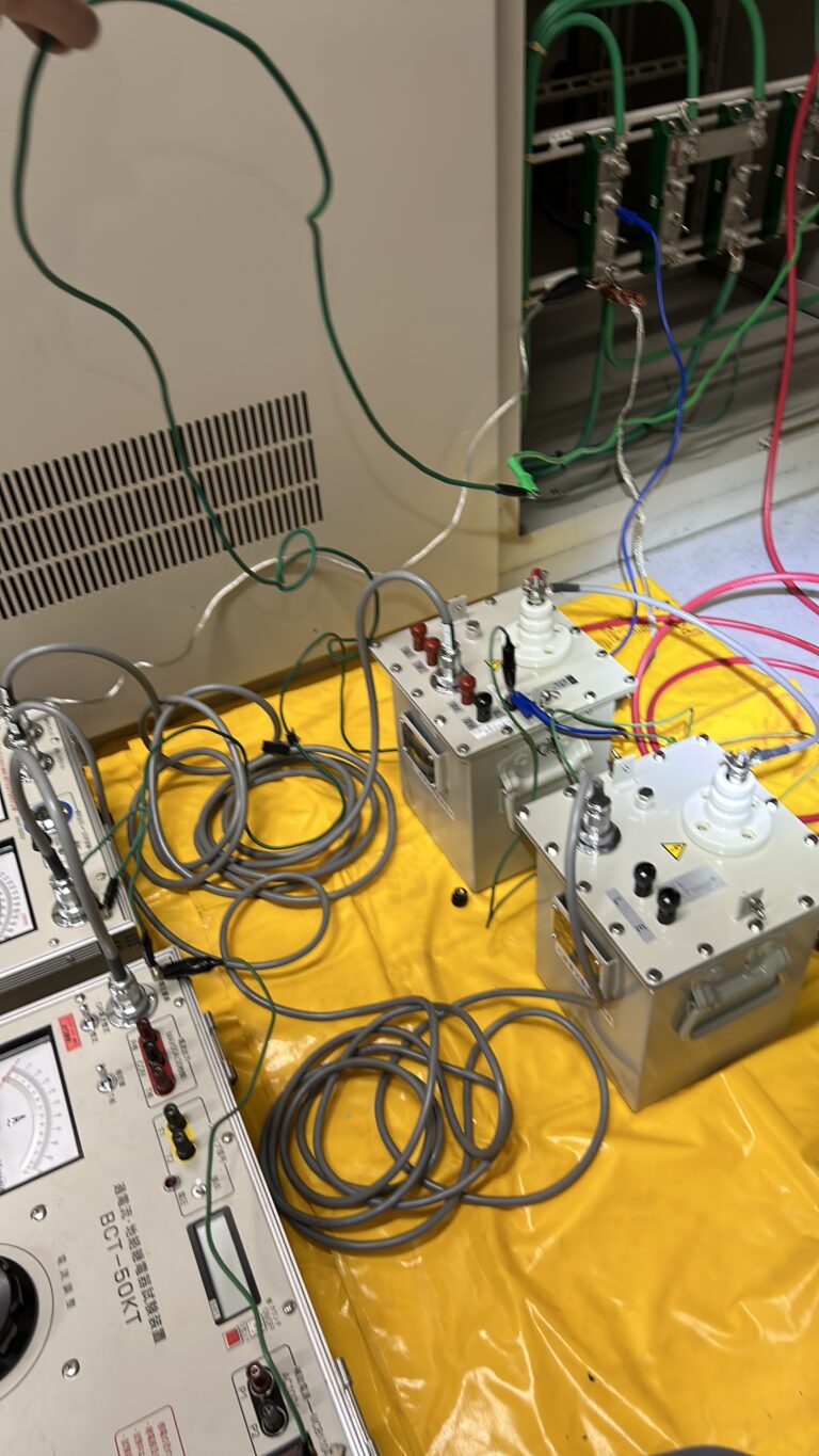 試験器を準備して高圧受電設備の試験を行う様子