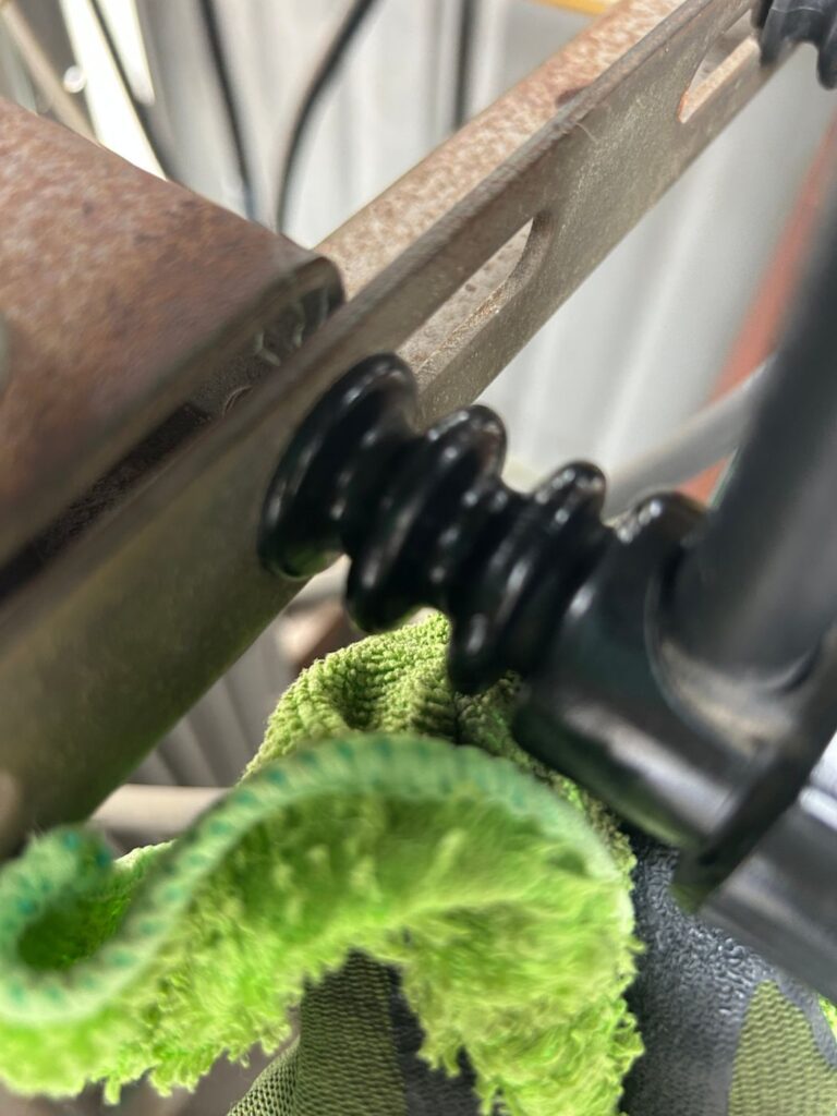 碍子の清掃作業